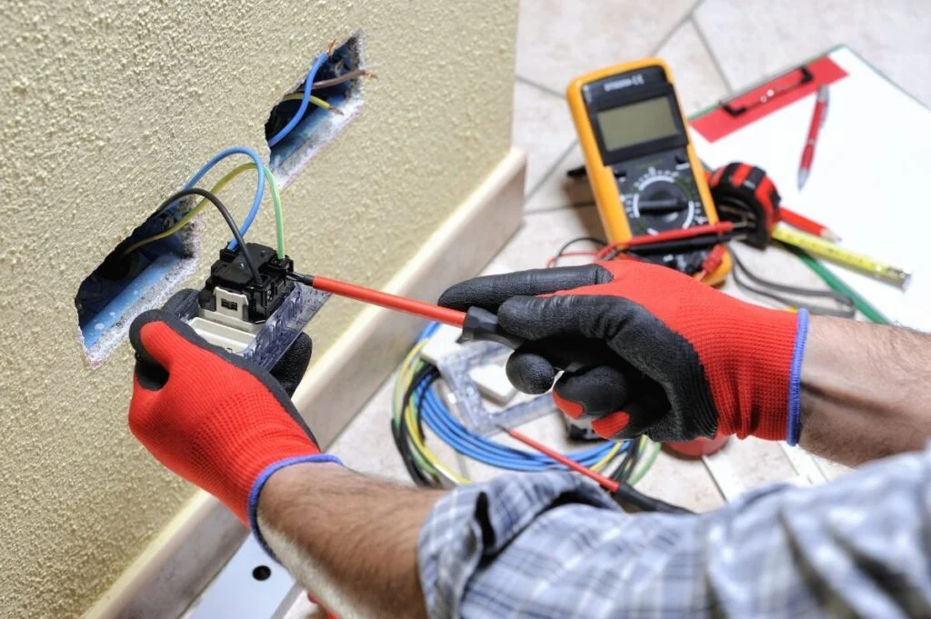 Elektriker München repariert Steckdose