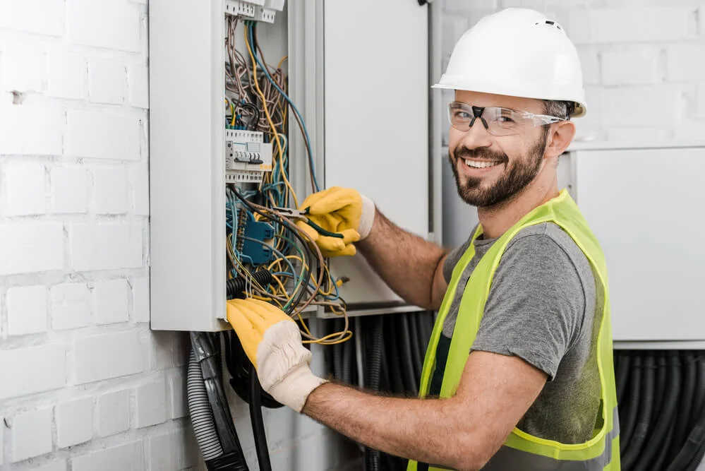 Ein Elektriker repariert einen Anschlusskasten