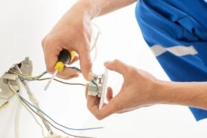 Der Elektriker installiert die Steckdose